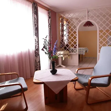 Im Obergeschoss Mit Suedlage Und Balkon Apartman