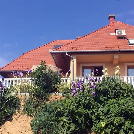 Im Obergeschoss Mit Suedlage Und Balkon Apartman Hévíz