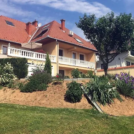 Im Obergeschoss Mit Suedlage Und Balkon
